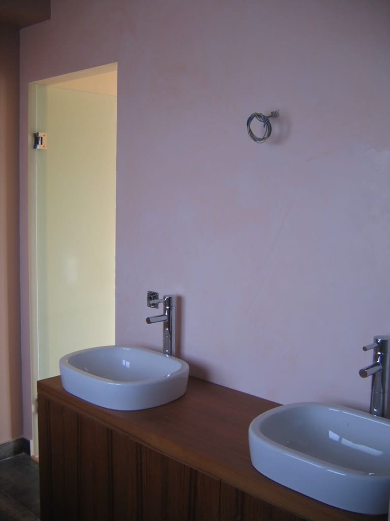Μονοκατοικία στον Ν.Βουτζά Αττικής Τεχνοτροπίες χρωμάτων σε μπάνιο