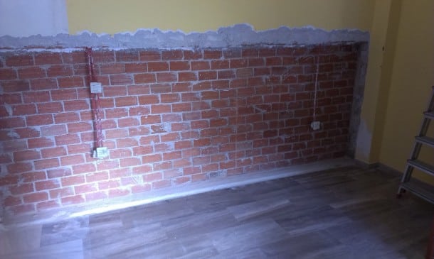 Στεγάνωση τοίχου απο τούβλα