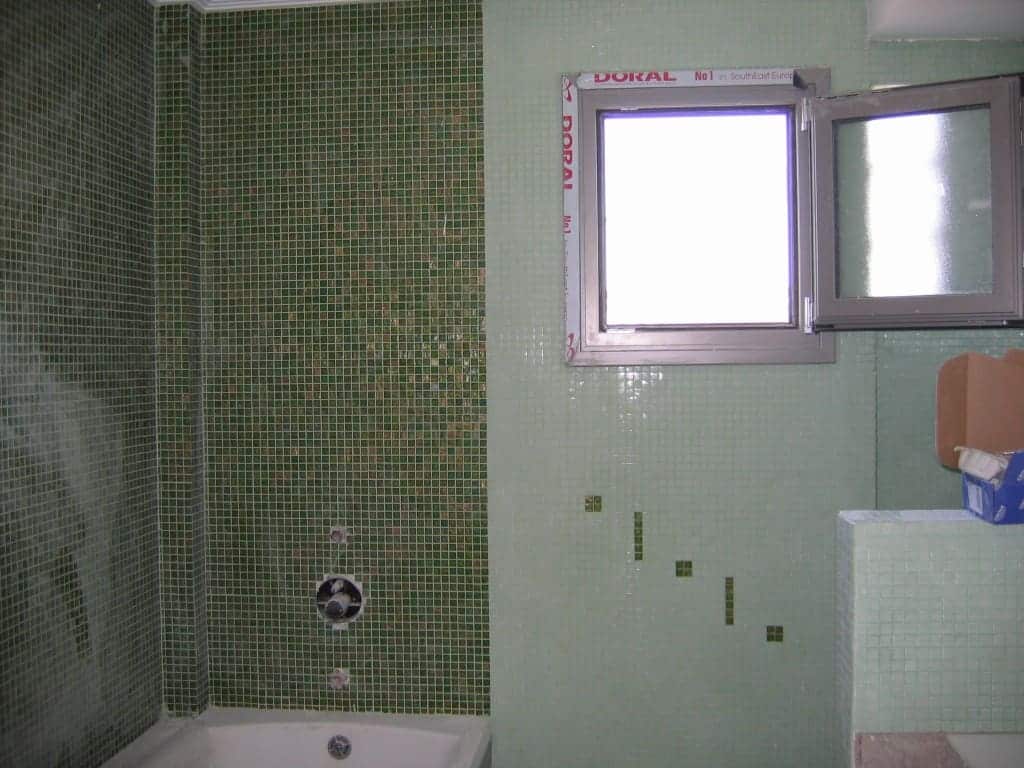 Ανακαίνιση μπάνιου τοποθέτηση πλακιδίων