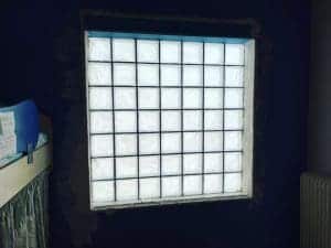 παράθυρο από υαλότουβλα σε ανακαίνιση δωματίου